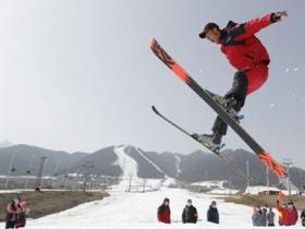絲綢之路國際滑雪場以一場趣味滑雪比賽結束滑雪季