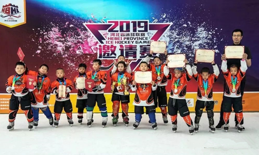 銘星金豹冰球隊勇奪U8、U10兩個年齡組亞軍