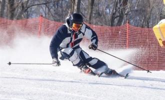 自由式滑雪障礙追逐項目的技術特點是什么？