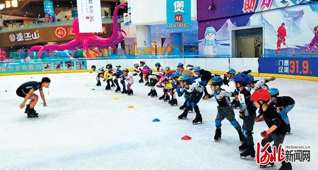 石家莊米高冰雪輪滑俱樂部的學(xué)員們在體驗(yàn)上冰