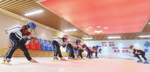 經(jīng)開區(qū)第一中學(xué)越野速滑隊隊員在學(xué)校進行基礎(chǔ)技能訓(xùn)練