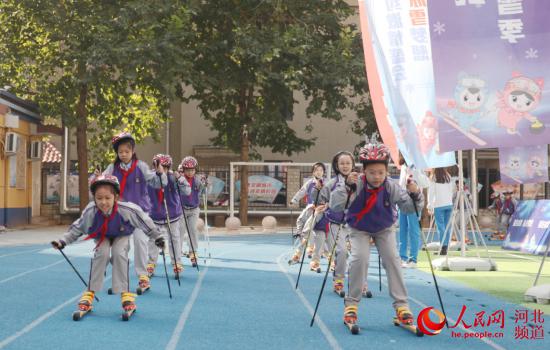 石家莊市橋西外國語小學的學生進行越野滑輪訓練