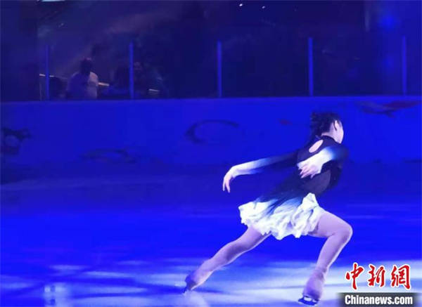 李思嫻在北京國貿(mào)商城滑冰場進行花樣滑冰表演