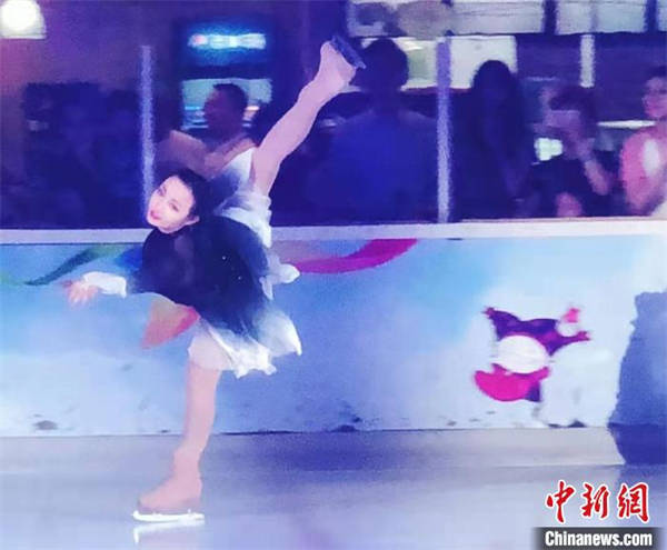 李思嫻在北京國貿(mào)商城滑冰場進行花樣滑冰表演