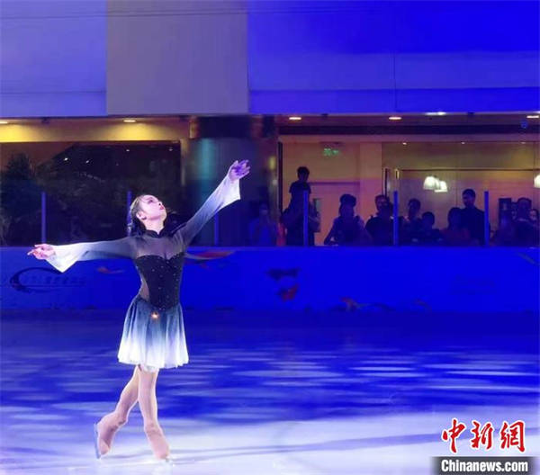 李思嫻在北京國貿(mào)商城滑冰場進行花樣滑冰表演