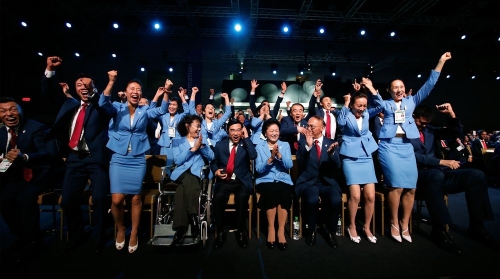 2015年7月31日，在吉隆坡舉行的國際奧委會第128次全會上，北京申冬奧代表團(tuán)成員慶祝獲得舉辦權(quán)