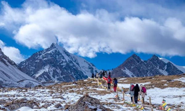 大力發展冰雪旅游經濟，將“冷”資源變成“熱”產業