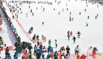 滑雪愛好者在杭州臨安大明山萬松嶺滑雪場滑雪