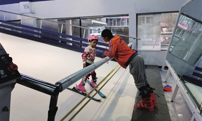 在雪嘉峰室內滑雪訓練基地，教練正在指導學員滑雪