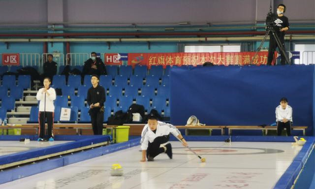 比賽現場，邯鄲隊運動員將冰壺擲向大本營。