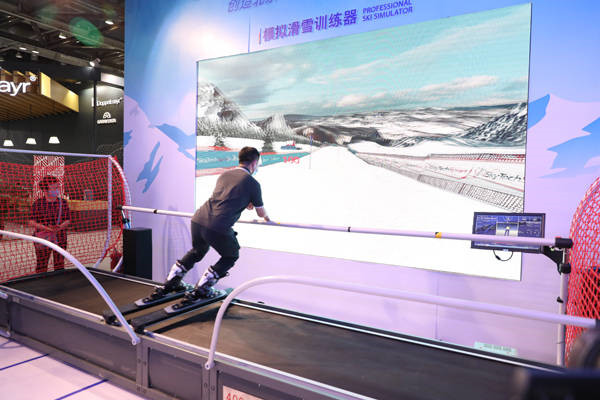 觀眾體驗模擬滑雪訓練器