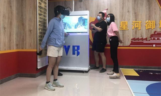 社區居民王女士則在VR滑雪體驗區體驗了驚險刺激的滑雪項目