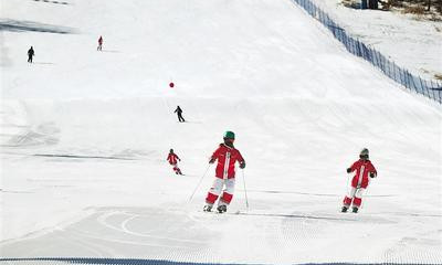 2月26日，滑雪愛好者在張家口市崇禮區(qū)太舞滑雪小鎮(zhèn)滑雪。