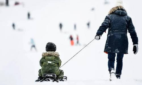 一對母子在滑雪場玩