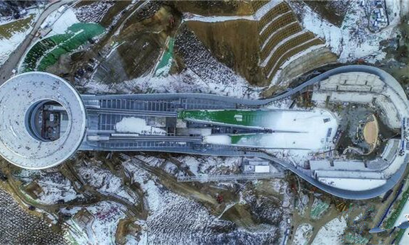 國家跳臺(tái)滑雪中心正在造雪中