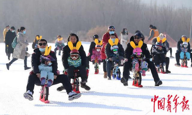 北京平谷漁陽國際滑雪場，家長們帶著孩子騎著滑步車滑雪