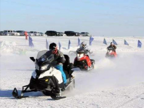 青島冰雪節(jié)預熱冬奧會 奧運冠軍現身為冰雪少年助力