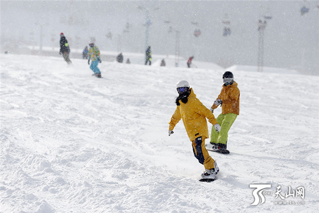 在絲綢之路國際度假區滑雪場內,滑雪愛好者們盡情地在雪道上馳騁、撒歡。