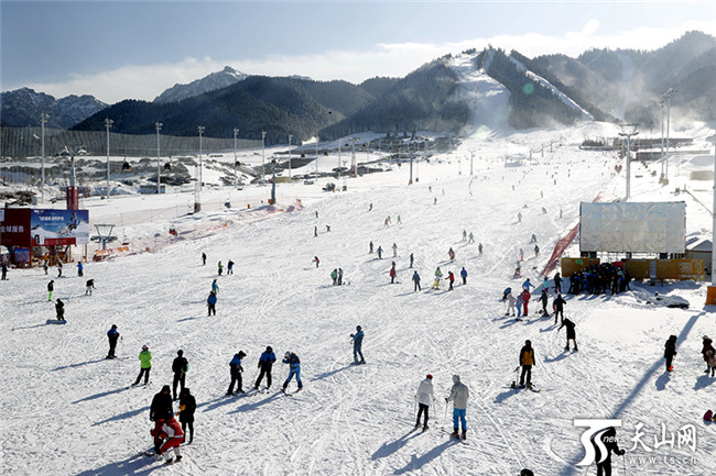首滑當日,上千名游客及滑雪愛好者們齊聚絲綢之路國際度假區滑雪場,一起感受“樂享冰雪·心宿南山”。