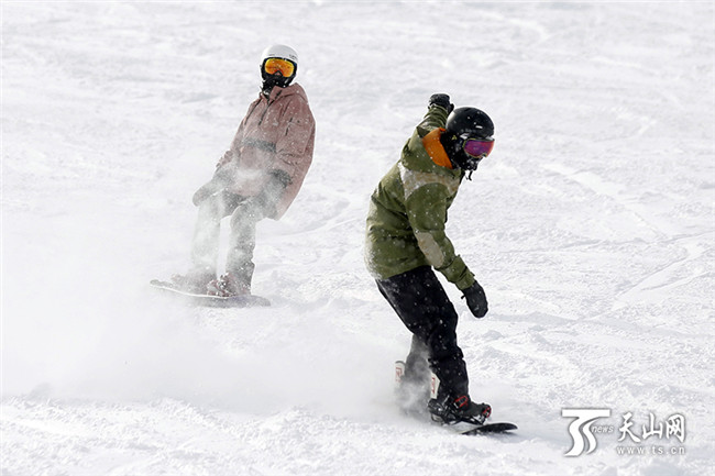 在絲綢之路國際度假區滑雪場內,滑雪愛好者們盡情地在雪道上馳騁、撒歡。
