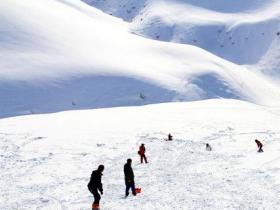 哪種類型的山坡適合建設室外滑雪場？