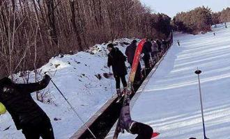 小型室外滑雪場需要安裝多少條魔毯？
